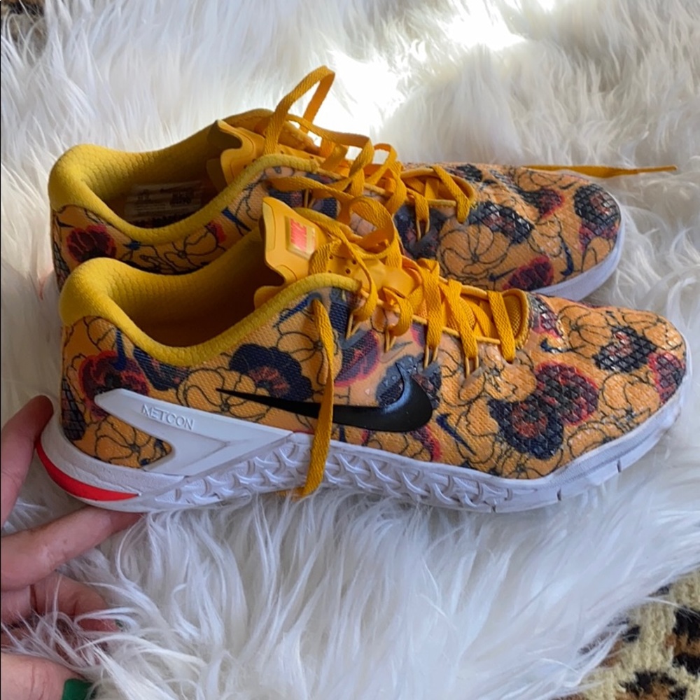 Women’s Nike Metcon 4 -size 9